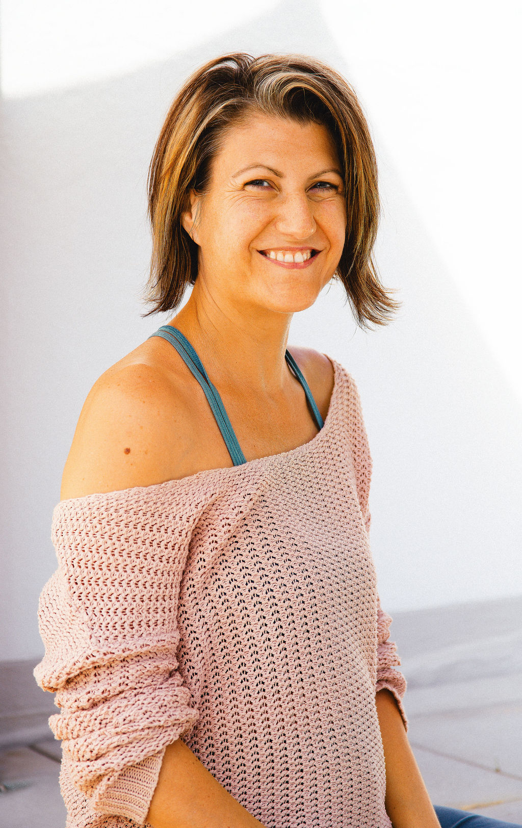 Maila Marchetta lächelt in die Kamera – Hormonyoga-Lehrerin und Kunsttherapeutin in Bern